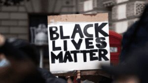 A sign that says black lives matter on it.